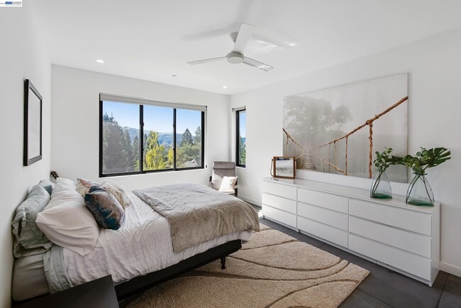 Building Photo - 297 Las Quebradas