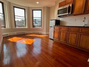 Building Photo - 868 Beacon St