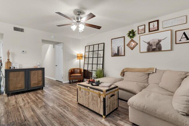 Building Photo - "Charming 2-Bed Townhouse in Fort Walton Beach"