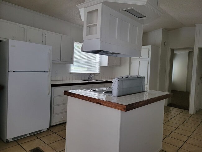 Building Photo - Ready to Move in!