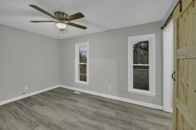 Building Photo - Newly Renovated & Move in ready