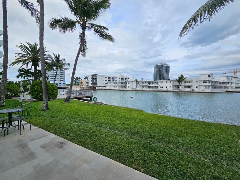 Building Photo - 6905 Bay Dr