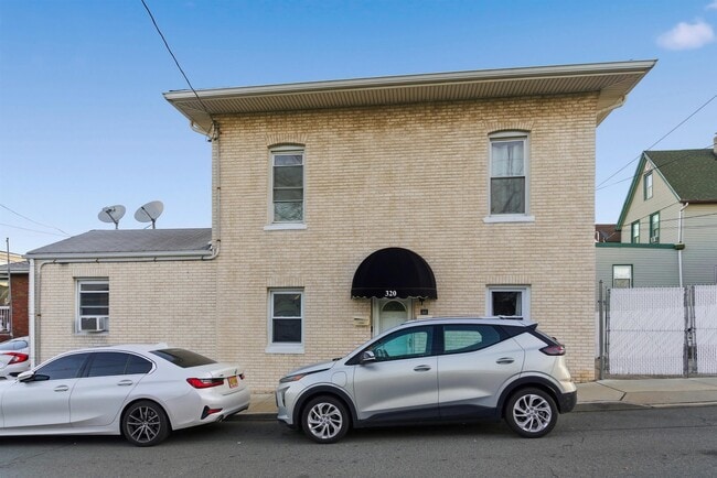 Building Photo - 320 Clarendon St