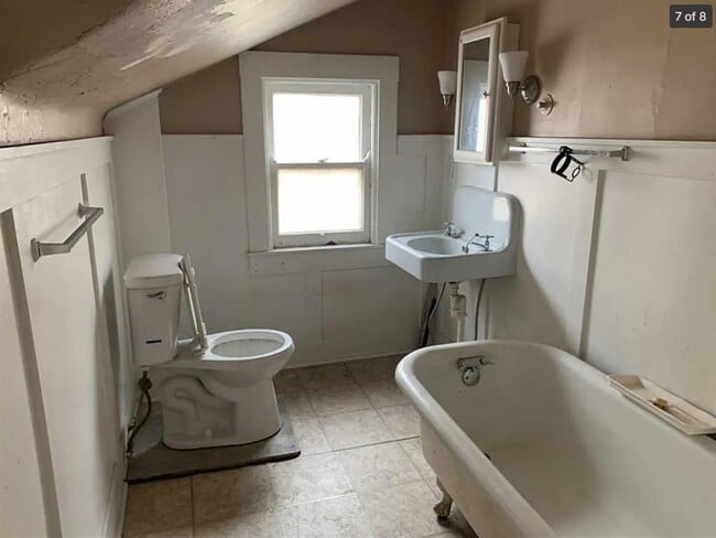 Building Photo - Charming 2BR in the Heart of Newport – Walk to Dining, Shops & the Levee