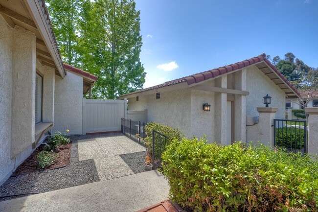 Building Photo - 1956 Sandstone Vista Ln
