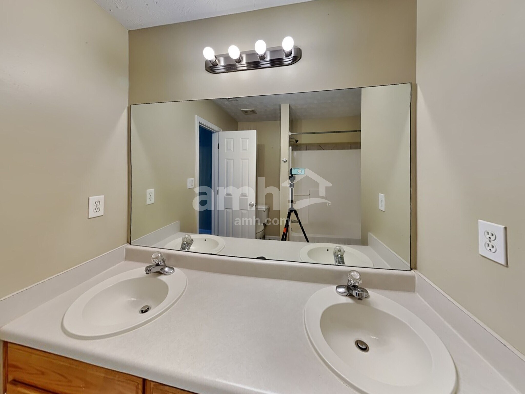 Building Photo - 424 Spring Falls Dr