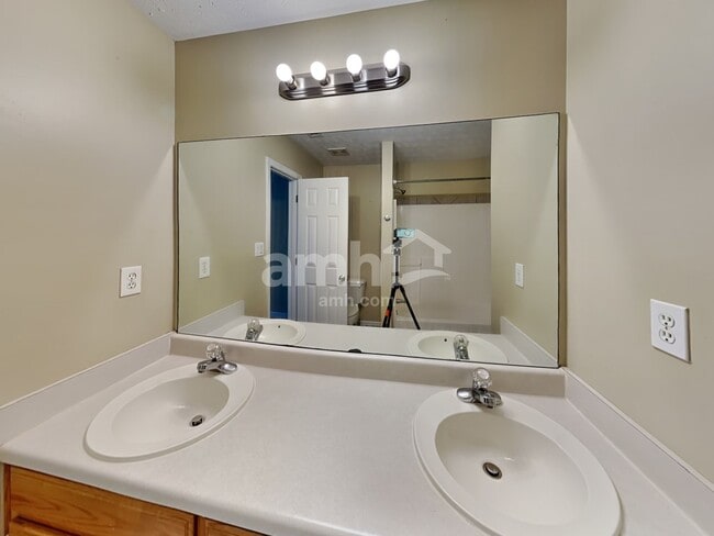 Building Photo - 424 Spring Falls Dr