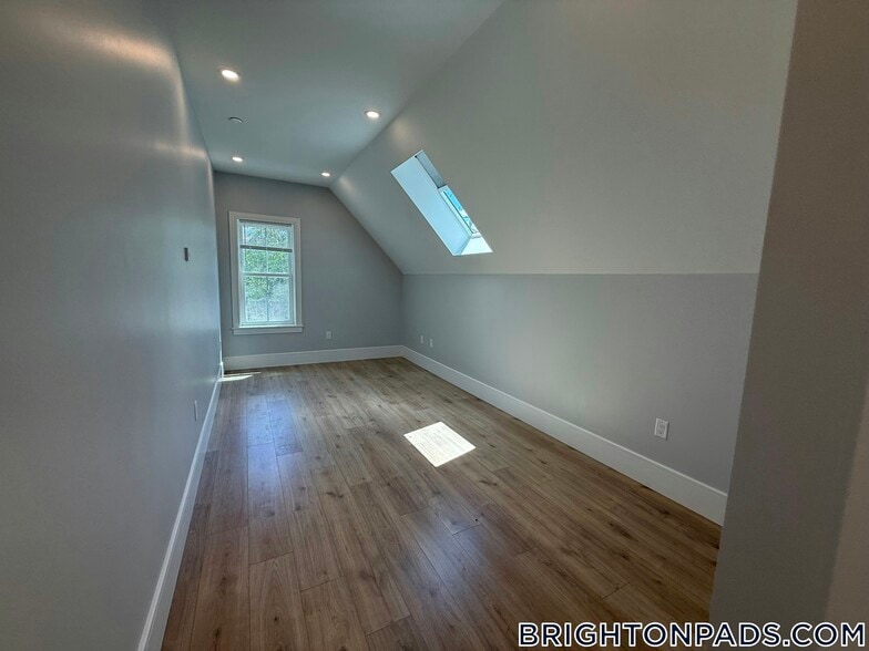 Building Photo - 124 Kenrick St
