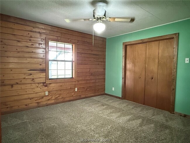Building Photo - 9581 Valley View Dr