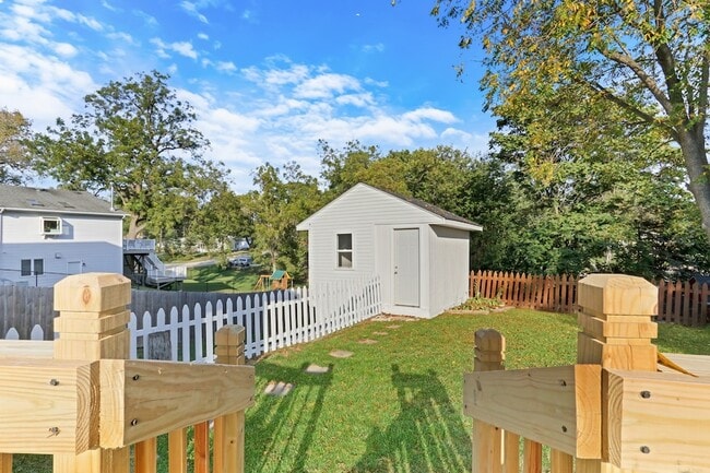 Building Photo - 27065 N Ridge St