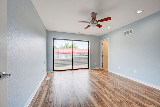 Building Photo - Beautiful downtown Penthouse. 1 bed/1 bath