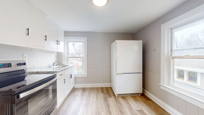 Building Photo - 1031 W.9th St.