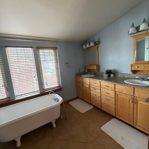 Third floor full bathroom - 1911 24th Ave S