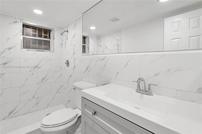Building Photo - 8305 Crespi Blvd