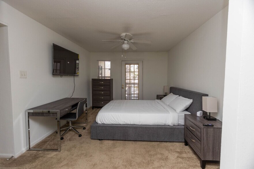 Building Photo - 220 Garris Dr