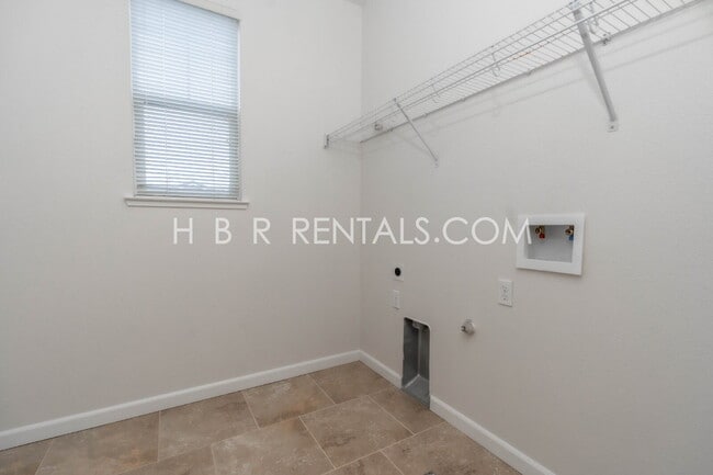 Building Photo - South Tracy 4-Bed Home with First-Floor Bedroom