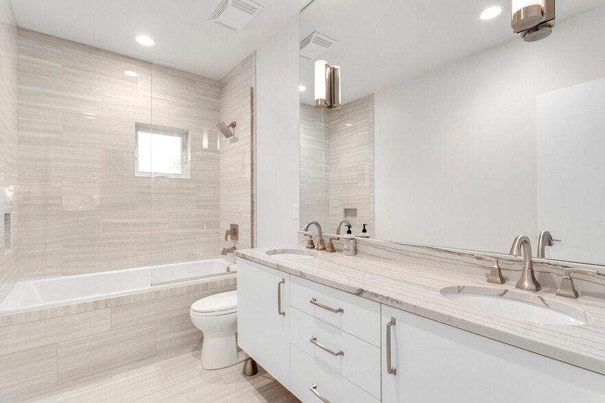 Building Photo - 500 SE Tourmaline Mews