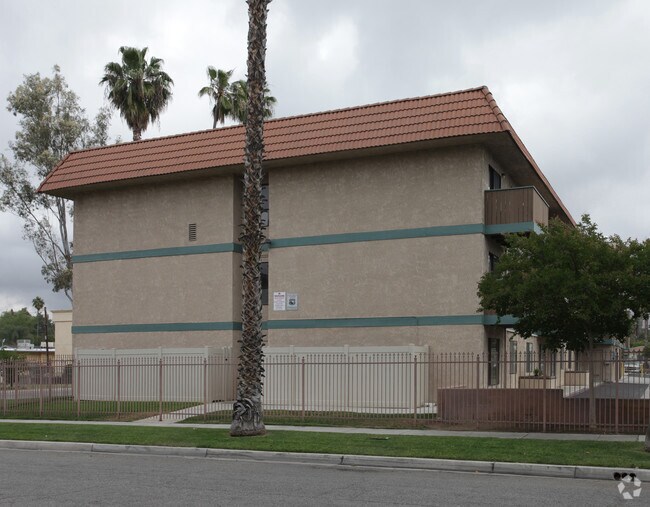 Building Photo - Oaktree Apartments