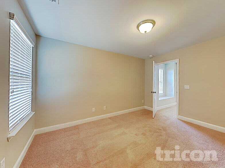 Building Photo - 3015 Montrose Ln