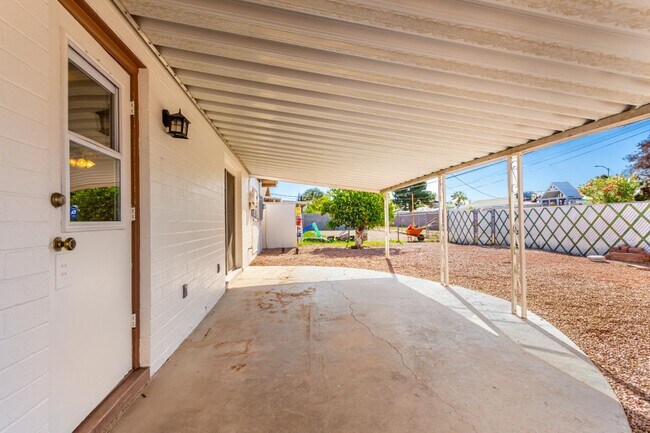 Building Photo - 2063 E Bramble Ave