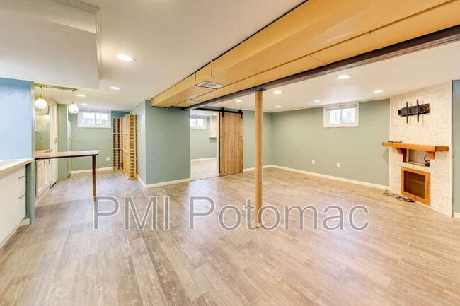 Building Photo - 1915 Henry Rd