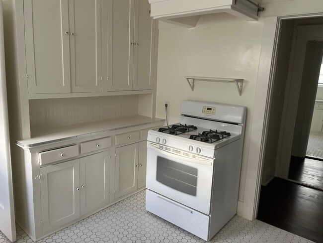 Kitchen 2 - 810 Crestmoore Pl