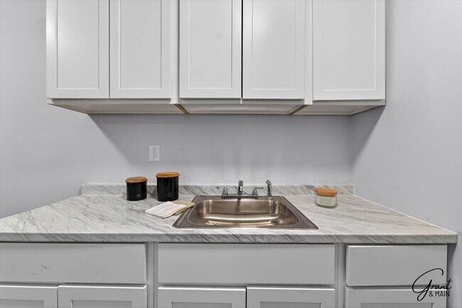 Building Photo - $995 - $1200 - Spacious 1 bedroom Apartments