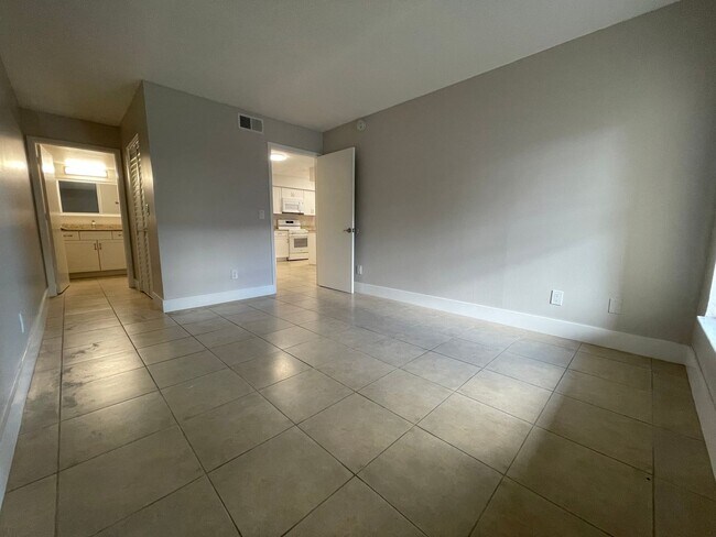 Building Photo - 5323 Summerlin Rd