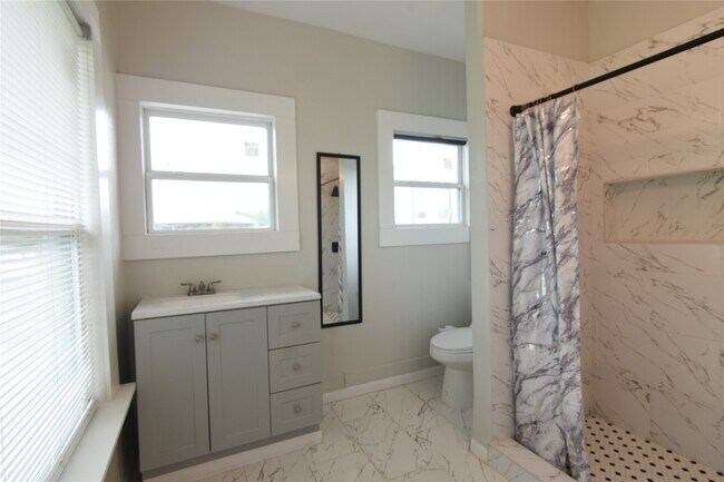 Building Photo - 615 Pacific St