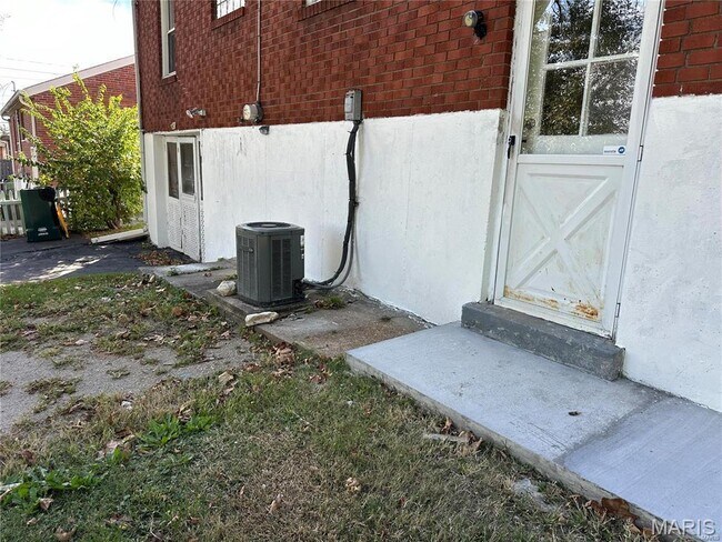 Building Photo - 815 Fontaine Pl