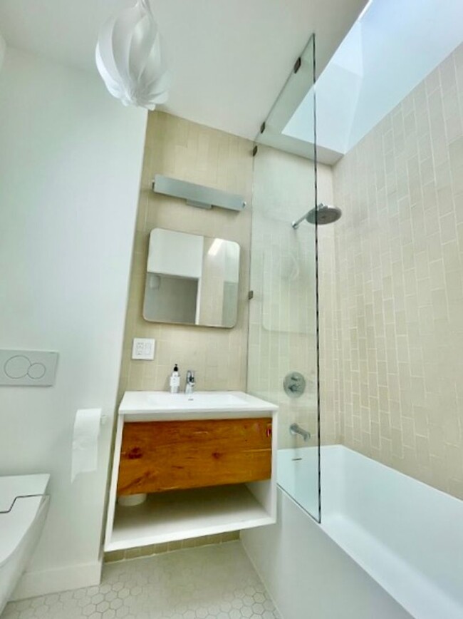 Building Photo - Charming 1 Bedroom Flat with a separate of...