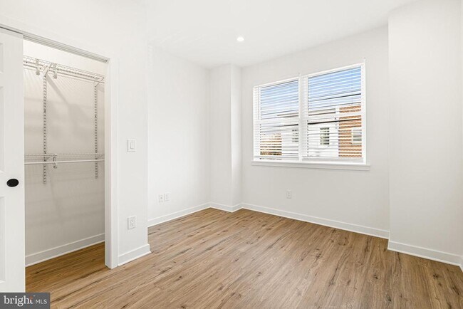 Building Photo - 2350 Moore St