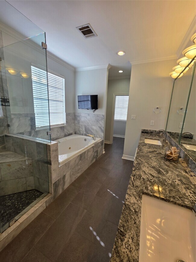 Building Photo - 1714 Roy St