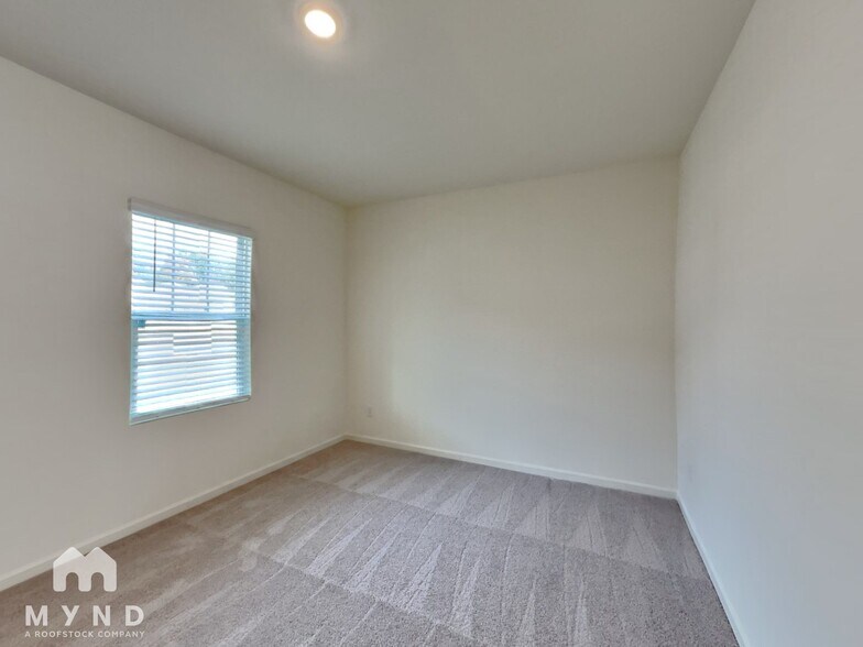 Building Photo - 424 Cottontail Ln