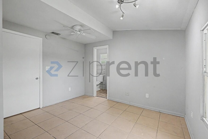 Building Photo - Unit