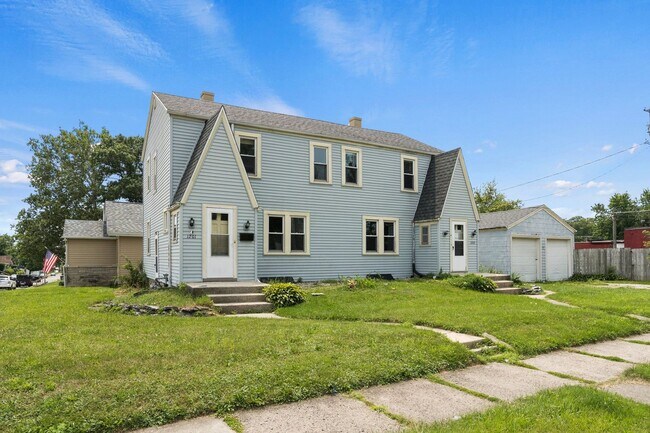 Building Photo - Newly renovated three bedroom available NOW!