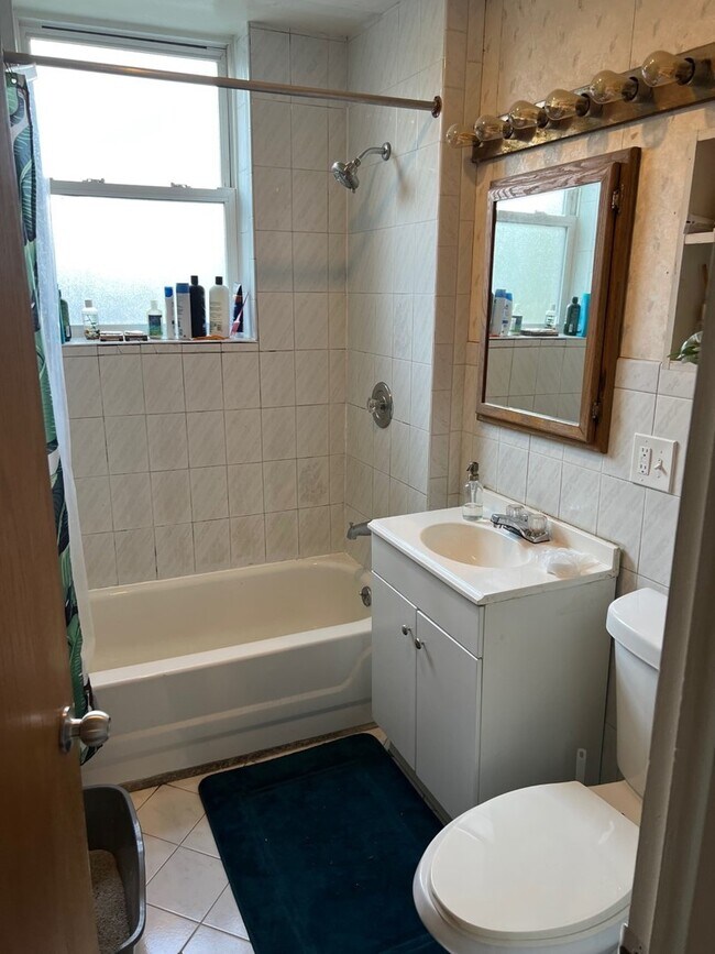 Building Photo - 3840 W Roscoe St