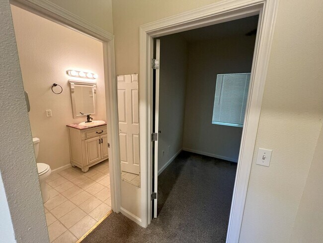 Building Photo - Beautiful 3 bedroom, 1 bathroom home locat...