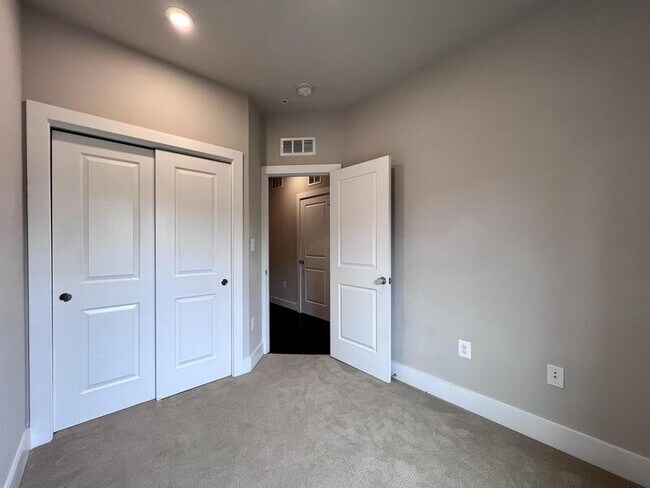 Building Photo - 818 Fern Pl NW