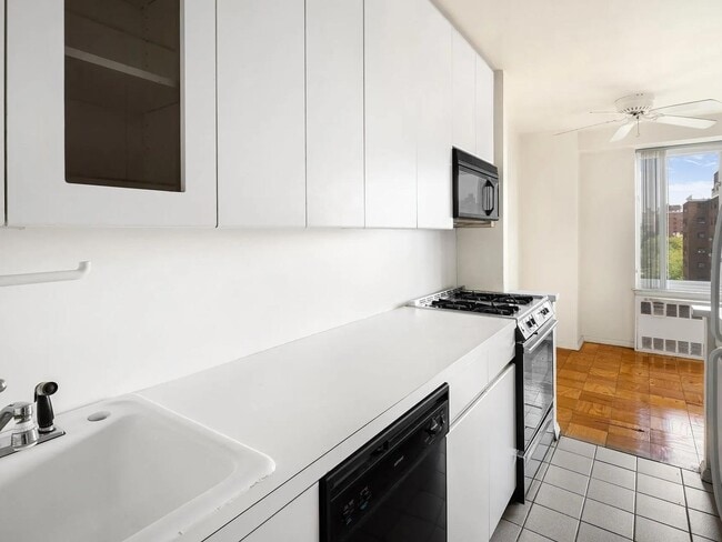 Building Photo - 392 Central Prk W