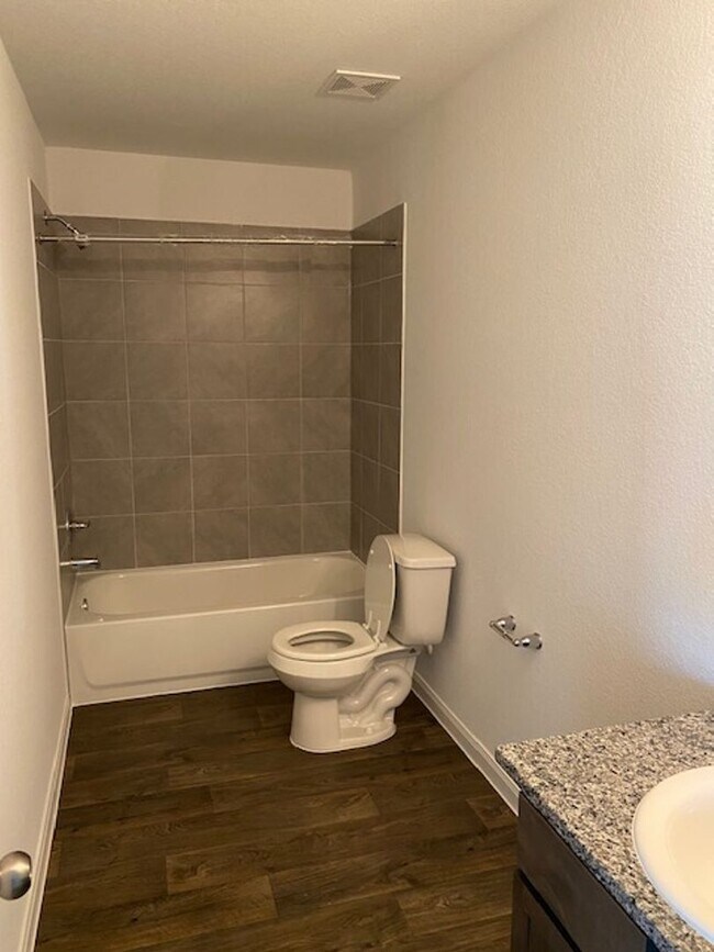 Building Photo - Stunning 3 bedroom, 2 bath home with a del...