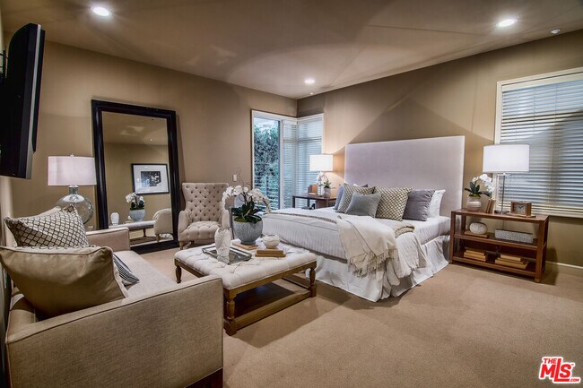 Building Photo - 447 N Doheny Dr