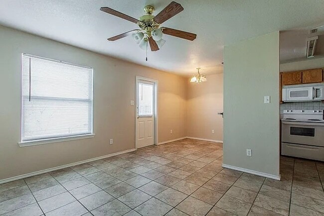 Building Photo - 3 BED / 2 Bath  AVAILABLE END OF JANUARY