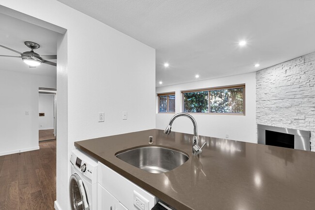 Building Photo - Beautifully Remodeled 1 Bed / 1 Bath with In-Unit Laundry + 3 Parking Spaces