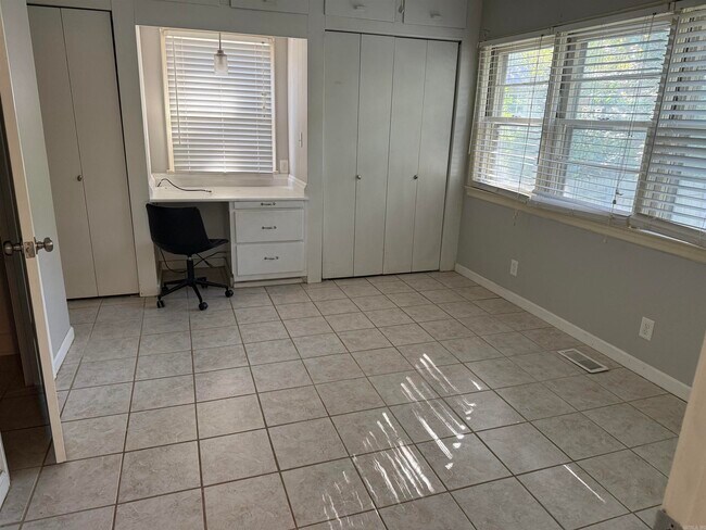 Building Photo - 507 W Elm Ave