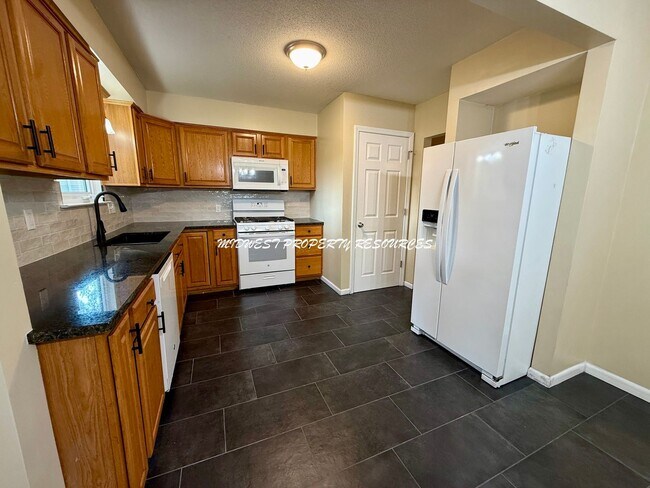 Building Photo - Beautiful 3 Bedroom Home in Lee's Summit