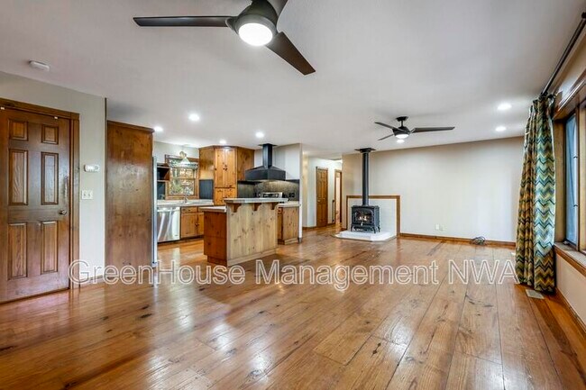 Building Photo - 8984 Falls Hollow Rd