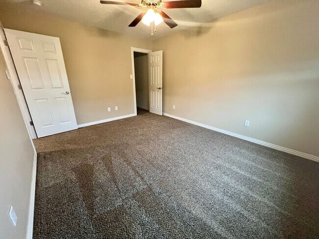 Building Photo - Beautiful 3B/2B Townhome in Chaffee Crossi...