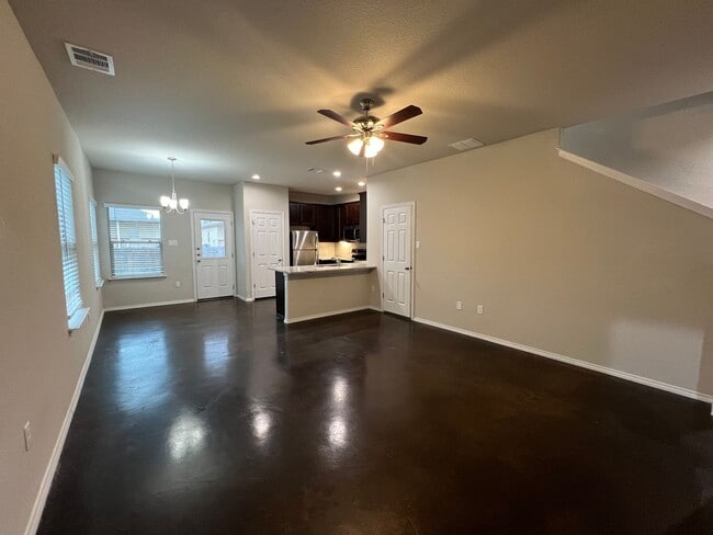 Building Photo - Luxury 3/2 Townhouse in Seguin, TX