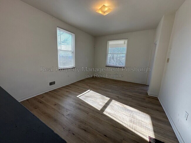 Building Photo - 208 Rolfe St